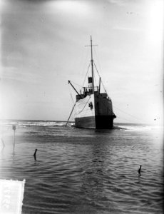 Het gestrande vrachtschip C.A. Banck op het strand van Bloemendaal, Bestanddeelnr 903-5177