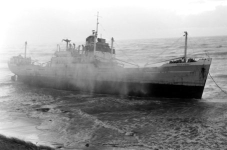 Het gestrande schip in de branding, Bestanddeelnr 918-4879
