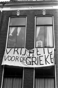 Het Grieks arbeidsbureau in Utrecht is bezet door studenten spandoek op de geve, Bestanddeelnr 926-8521