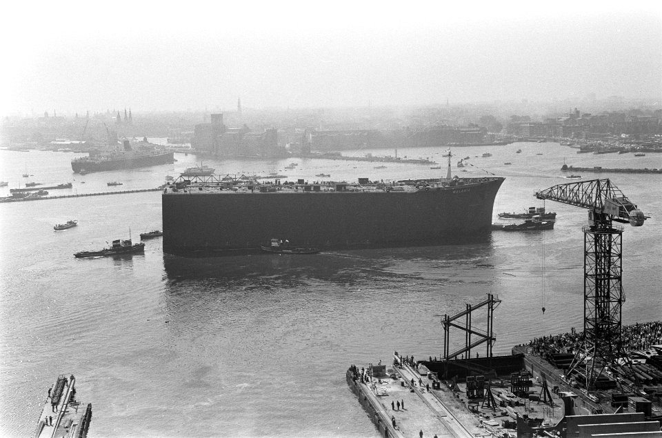 Het (halve) schip drijft in het water, Bestanddeelnr 921-6196