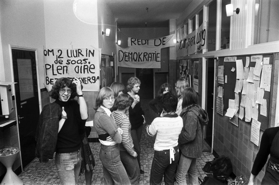 Hervormde Pedagogische akademie in Amsterdam bezet interieur met spandoeken, Bestanddeelnr 928-5056