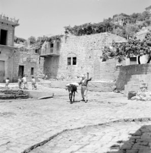 Het dorp Peki'in in Opper Galilea. Een straattafreeltje met een man met een bepa, Bestanddeelnr 255-3758 photo