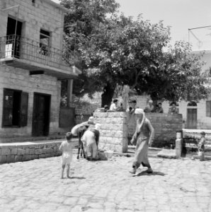 Het dorp Peki'in in Opper Galilea. Een straattafreeltje bij de plaatselijke bron, Bestanddeelnr 255-3761 photo
