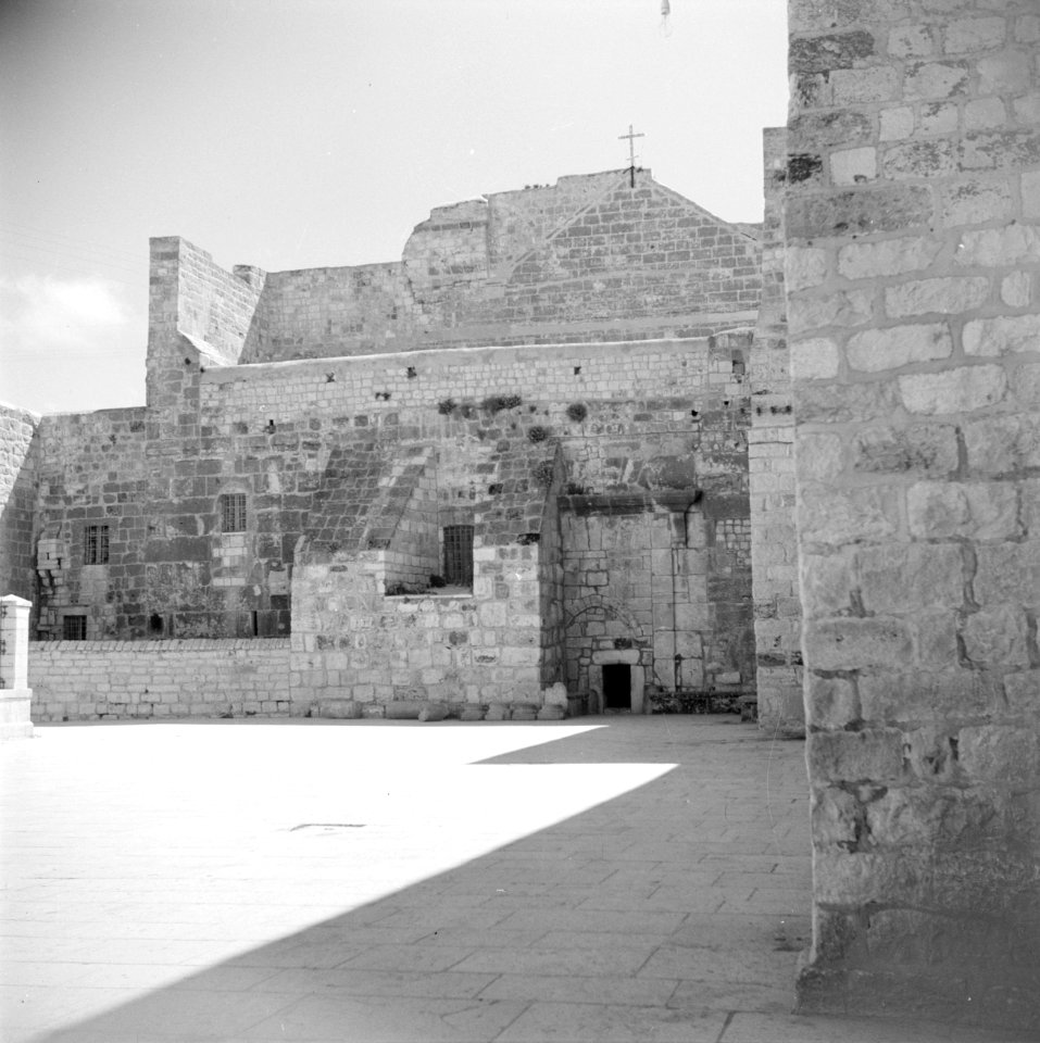 Het aanzicht van de Geboortekerk in Bethlehem, Bestanddeelnr 255-5481