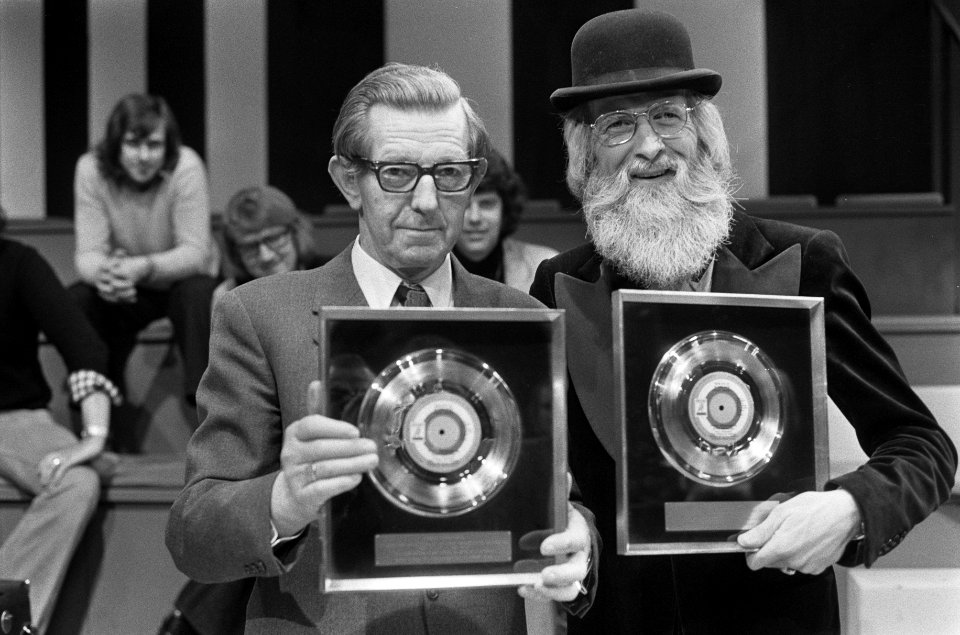 Het duo met de platen, op de achtergrond publiek, Bestanddeelnr 927-0179