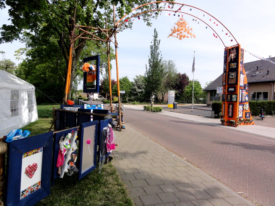 Herveld-N poort voor koninginnedag (Opvallen met afval)
