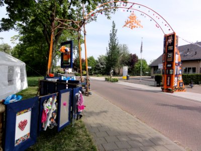 Herveld-N poort voor koninginnedag (Opvallen met afval)