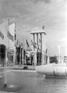Het Duitse paviljoen met waterpartij en fonteinen en met vlaggen, Bestanddeelnr 254-2680
