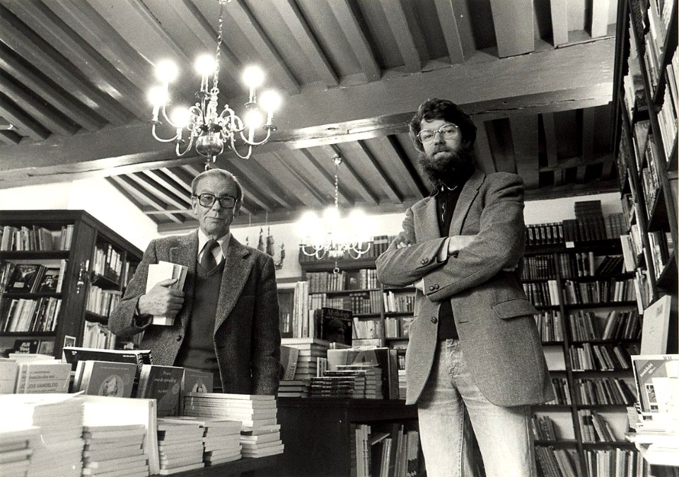 Het 75-jarig bestaan van de boekhandel De Vries, Jacobijnestraat 1 - 3. Op de foto Johan de Vries en zijn zoon Dolf. Aangekocht in 1980 van United Photos de Boer bv. - Negatiefnummer 19079 k 10. - Gep