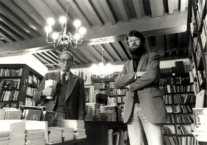 Het 75-jarig bestaan van de boekhandel De Vries, Jacobijnestraat 1 - 3. Op de foto Johan de Vries en zijn zoon Dolf. Aangekocht in 1980 van United Photos de Boer bv. - Negatiefnummer 19079 k 10. - Gep