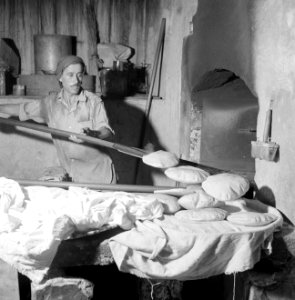 Het dorp Peki'in in Opper Galilea. Interieur van een bakkerij waar de bakker bez, Bestanddeelnr 255-3774