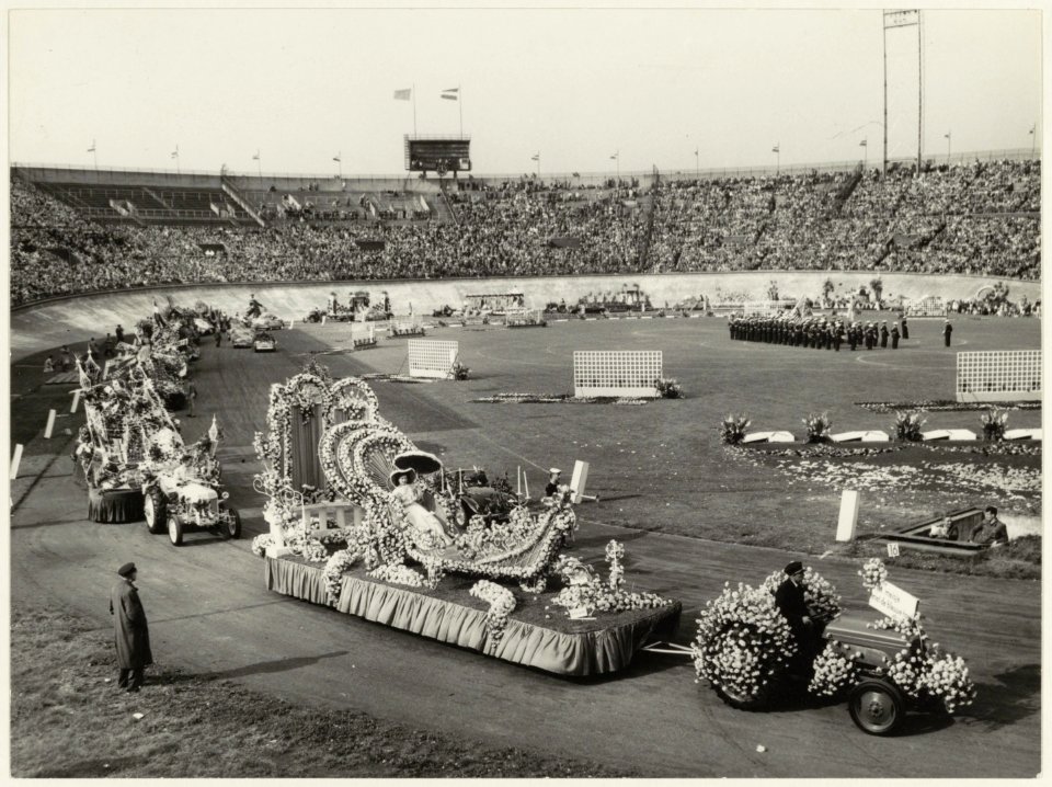 Het Aalsmeerse Bloemencorso in het olympisch Stadion te Amsterdam. NL-HlmNHA 54011083