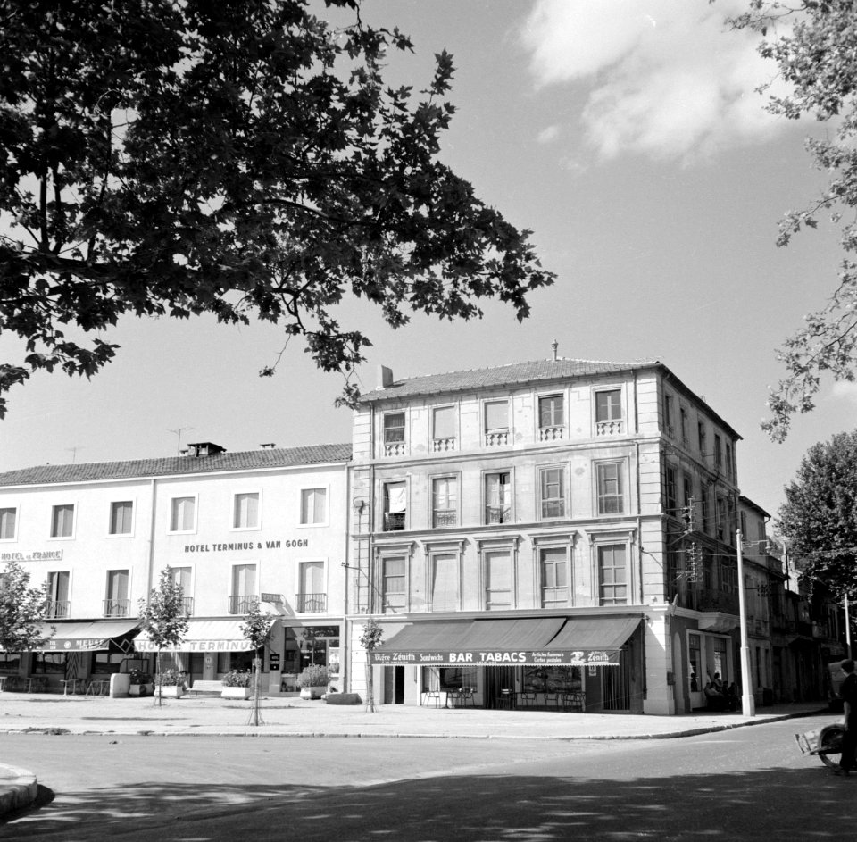 Het 'gele huis' in Arles waar Van Gogh heeft gewoond, Bestanddeelnr 252-1880