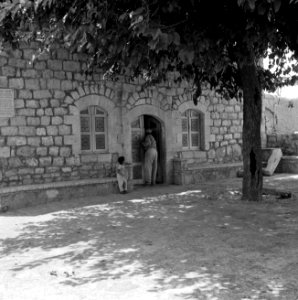 Het dorp Peki'in in Opper Galilea. Een straattafreeltje bij de plaatselijke syna, Bestanddeelnr 255-3763 photo