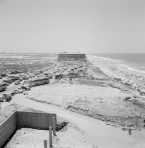 Het aan zee gelegen hotelcomplex met op de voorgrond de parkeerplaats en rechts , Bestanddeelnr 255-2904