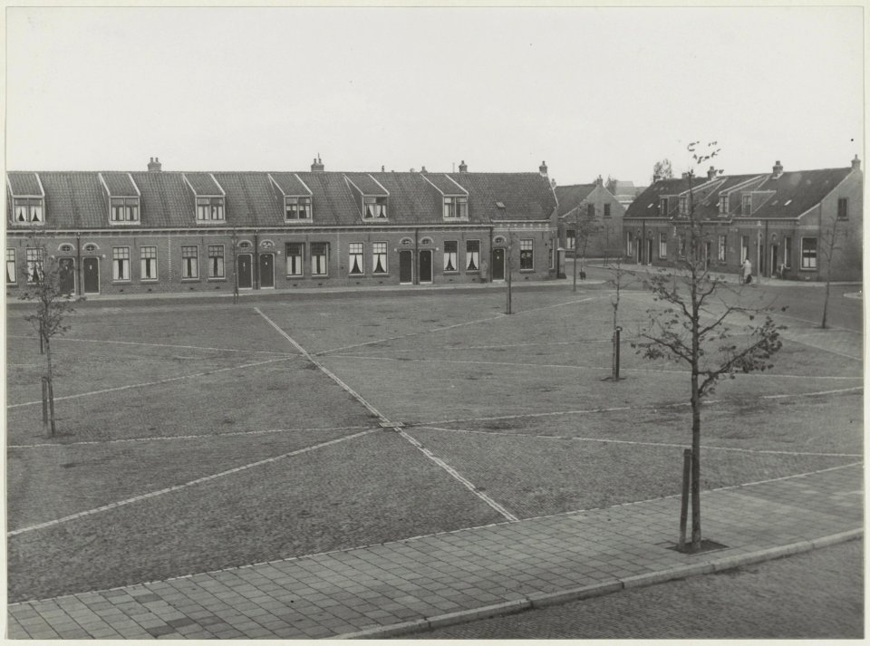 Het Drilsmaplein, ziende naar het noorden. NL-HlmNHA 54010581