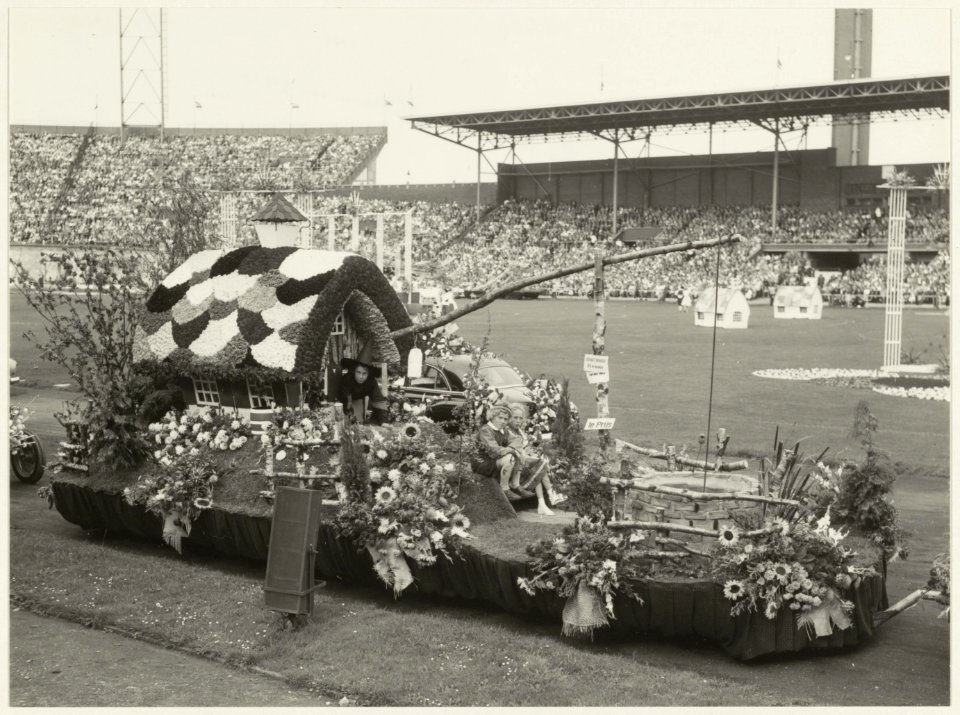 Het Aalsmeerse Bloemencorso in het olympisch Stadion te Amsterdam. NL-HlmNHA 54011086