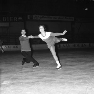 Het Haagse ijsdanspaar Jopie en Nico Wolff trainen op de Hoky in Den Haag voor d, Bestanddeelnr 916-0676