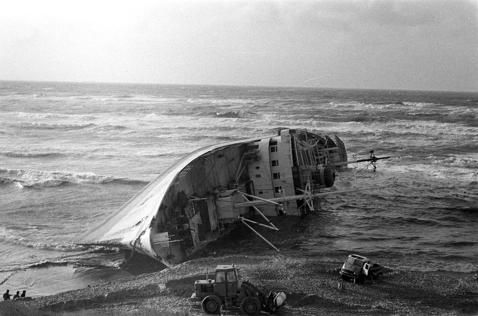 Het eerder tijdens een storm gestrande schip is omgevallen, Bestanddeelnr 926-8075