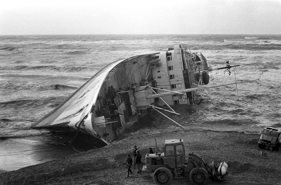 Het eerder tijdens een storm gestrande schip is omgevallen, Bestanddeelnr 926-8074