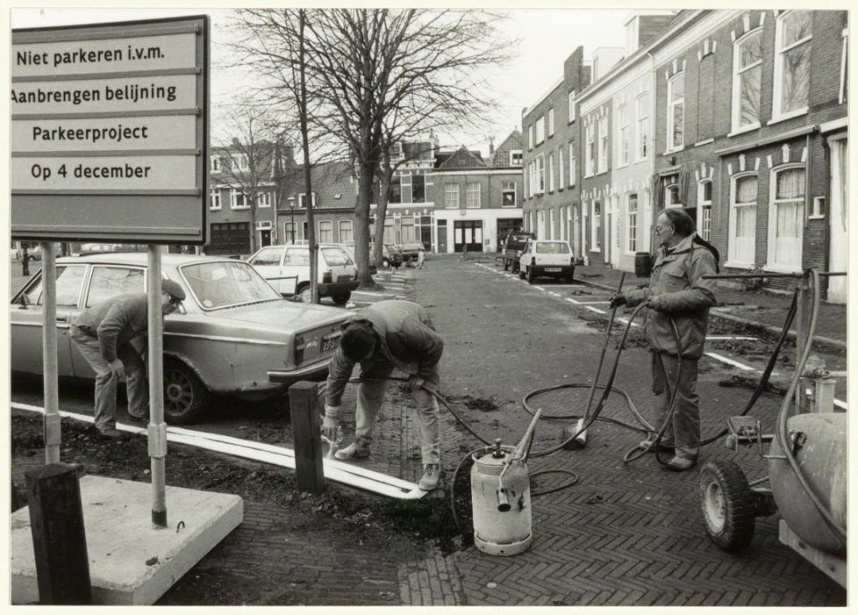 Het aanbrengen van parkeervakken voor een parkeerexperiment waarbij bewoners van de Vijfhoek, Raaks en Doelen voor vijf gulden per maand een vignet kunnen kopen. Het experiment is ook bedoel, NL-HlmNHA 54031826