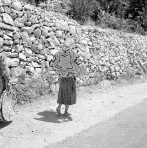 Het dorp Peki'in in Opper Galilea. Twee jonge meisjes met voorwerpen van vlechtw, Bestanddeelnr 255-3753 photo