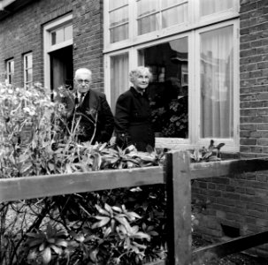 Het echtpaar S. de Jong in de tuin voor hun woning in het Friese Huizum (nu deel, Bestanddeelnr 254-3289