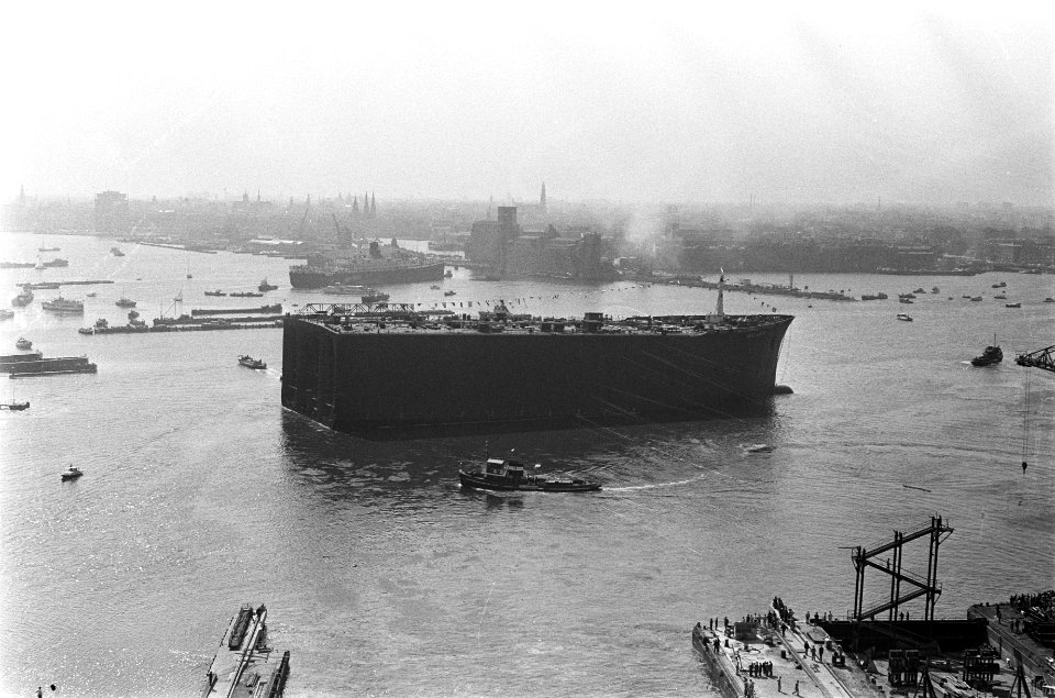 Het (halve) schip drijft in het water, Bestanddeelnr 921-6195