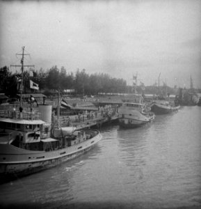 Het Julianadok wordt de haven van Soerabaja binnengesleept, Bestanddeelnr 11238