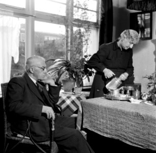 Het echtpaar S. de Jong in hun woonkamer in het Friese Huizum (nu deel van Leeuw, Bestanddeelnr 254-3287