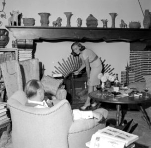 Het echtpaar in hun woonkamer in de villa in Porto Ronco. Erich Maria Remarque z, Bestanddeelnr 254-4747