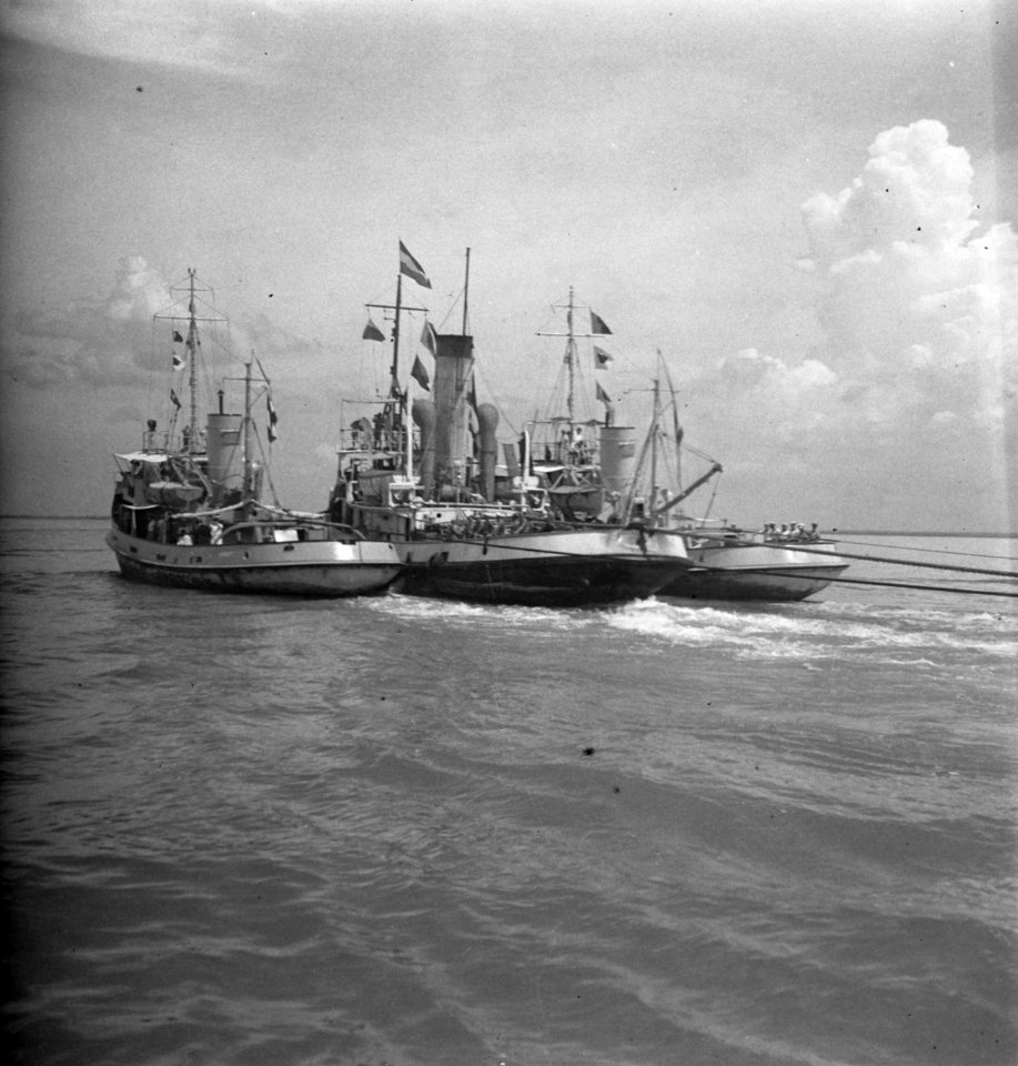 Het Julianadok wordt de haven van Soerabaja binnengesleept, Bestanddeelnr 11234