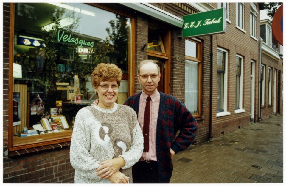 Het echtpaar Tabak voor hun sigarenwinkel, Nagtzaamstraat 78. NL-HlmNHA 54036146