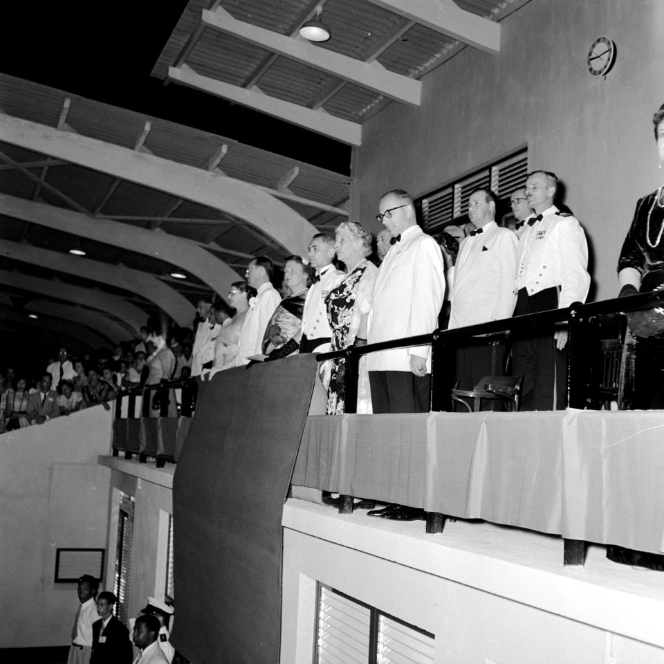 Het koninklijk paar bij de ontvangst in het Wilhelminastadion in Oranjestad op A, Bestanddeelnr 252-3974