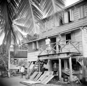 Het huis van de familie Leerdam in Langetabbetje in Suriname, Bestanddeelnr 252-6733