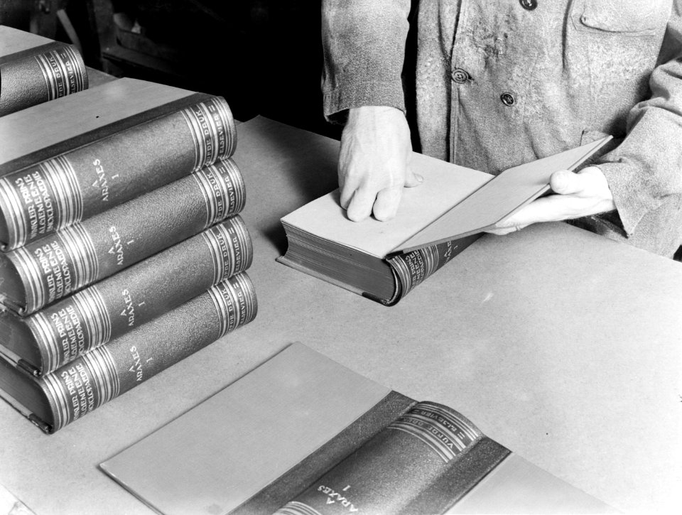 Het in de band leggen van Winkler Prins-encyclopedieën, Bestanddeelnr 189-0194