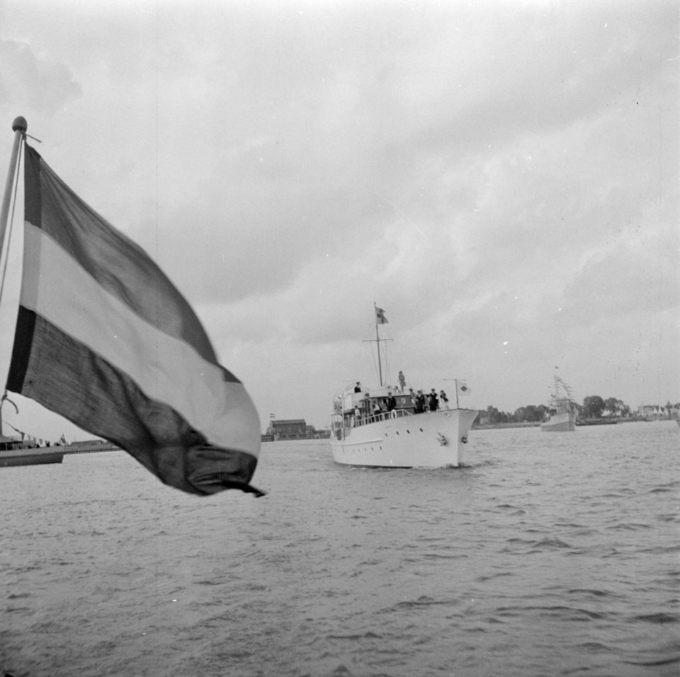 Het koninklijk jacht Piet Hein op weg naar de Nationale Vlootschouw van Marine, Bestanddeelnr 255-7222