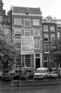 Het kantoorpand van BNA met spandoek aan de gevel, Bestanddeelnr 928-1348