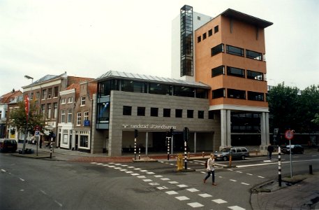 Het kantoor van Randstad Uitzendbureau hoek Raaks en Gedempte Oude Gracht. Aangekocht in 1997 van United Photos de Boer bv. - Negatiefnummer 41771 kc 34 a. - Gepubliceerd in het Haarlems Dag, NL-HlmNHA 54036432