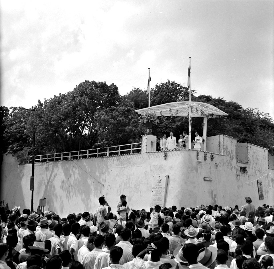 Het koninklijk paar op de muur van Fort Amsterdam in Willemstad, samen met de go, Bestanddeelnr 252-3568