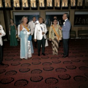 Het koninklijk paar op een galabijeenkomst met president Soeharto en zijn vrouw,, Bestanddeelnr 254-9070