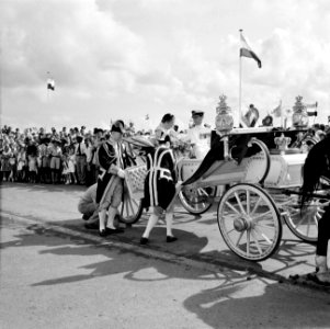 Het koninklijk paar in de calèche aan de kade van Willemstad, Bestanddeelnr 252-3585