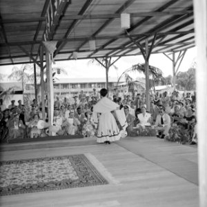Het koninklijk gezelschap woont een modeshow bij op de Surinaamse jaarbeurs, Bestanddeelnr 252-4286