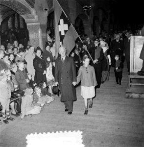 Het in 1903 afgeschaft trommelen op de Amsterdamse Beurs in ere hersteld. DAil, Bestanddeelnr 905-7674