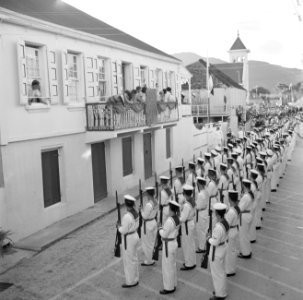 Het koninklijk paar in Philipsburg op Sint Maarten op weg naar het huis van de g, Bestanddeelnr 252-4000