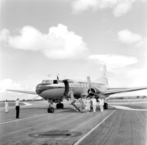 Het koninklijk paar na aankomst op het vliegveld Flamingo op Bonaire, Bestanddeelnr 252-3831
