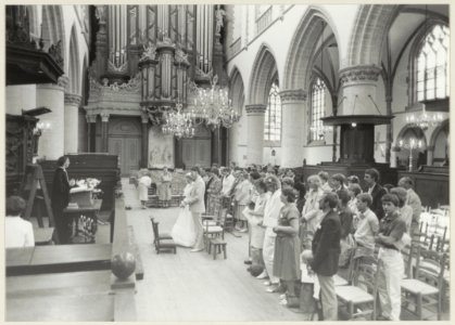 Het huwelijk van Ruud Gaasbeek en Bets van Groningen in de Grote of St. Bavokerk, door dominee H. Stam uit Hoogezand. NL-HlmNHA 54013852