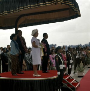 Het koninklijk paar met president Soeharto en zijn vrouw luisteren naar de volks, Bestanddeelnr 254-9073
