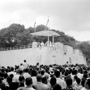 Het koninklijk paar op de muur van Fort Amsterdam in Willemstad, Bestanddeelnr 252-3595