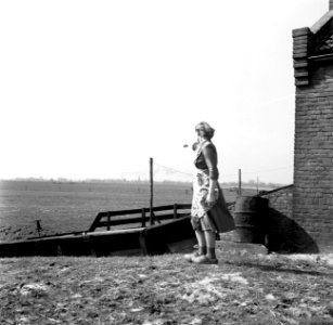 Het huisje waar Ruurd Feitsma, wachter bij het stoomgemaal onder Dronrijp, en zi, Bestanddeelnr 254-3321